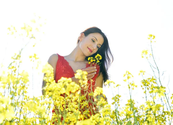 Felice Giovane Donna Nel Campo Dello Stupro — Foto Stock