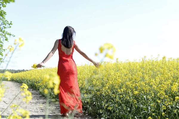 zarif genç kadın tecavüz alanında, arka görüş