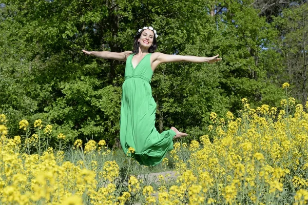 Vrolijke Jonge Vrouw Sprong Het Gebied Van Verkrachting — Stockfoto