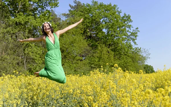Радостная Молодая Женщина Прыгает Поле Изнасилования — стоковое фото