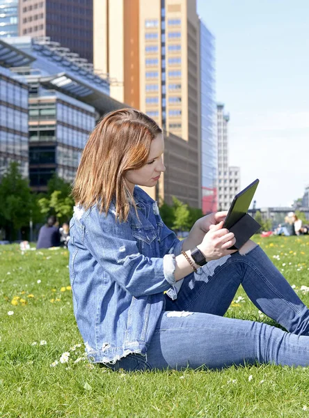 Belle Jeune Femme Utilisant Une Tablette Numérique — Photo