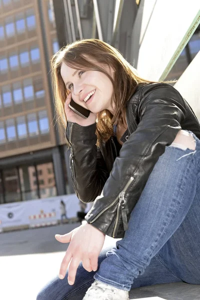 Bella Giovane Donna Utilizzando Smartphone — Foto Stock