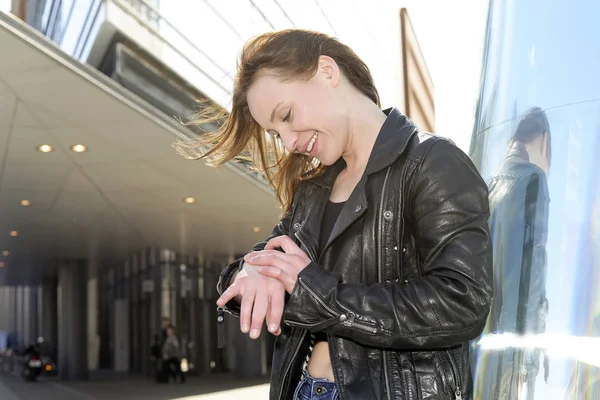 Feliz Jovem Mulher Olhando Para Assistir — Fotografia de Stock