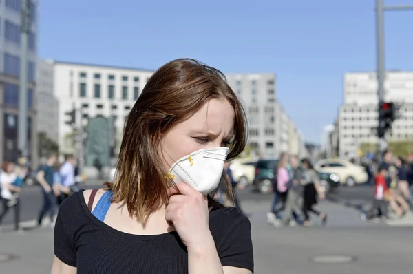 Giovane Donna Con Maschera Protettiva — Foto Stock