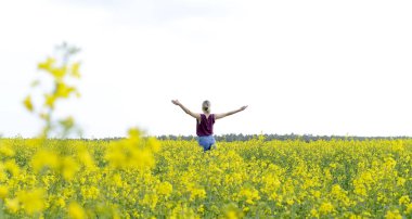  Genç kadın tecavüz alanında, arka görüş tezahürat