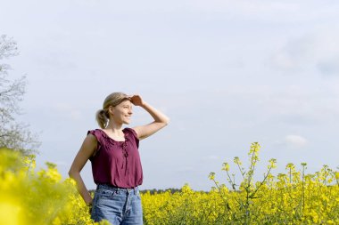 mutlu genç kadın vizyonu ile