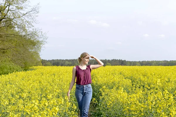 Gelukkig Jonge Vrouw Met Visie — Stockfoto