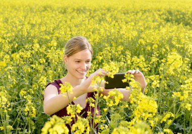  mutlu genç kadın tecavüz alanındaki smartphone ile