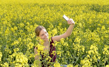  mutlu genç sarışın kadın selfie smartphone ile alarak  