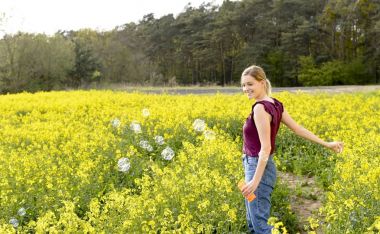 genç kadın tecavüz alanında kabarcıklar yapma