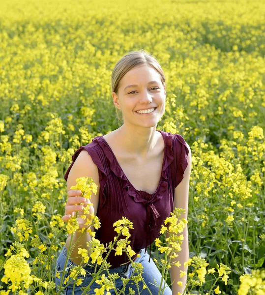 Glückliche Junge Frau Rapsfeld — Stockfoto