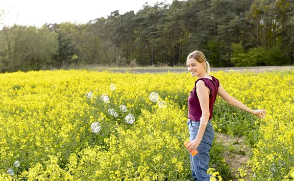 Junge Frau Macht Blasen Rapsfeld — Stockfoto