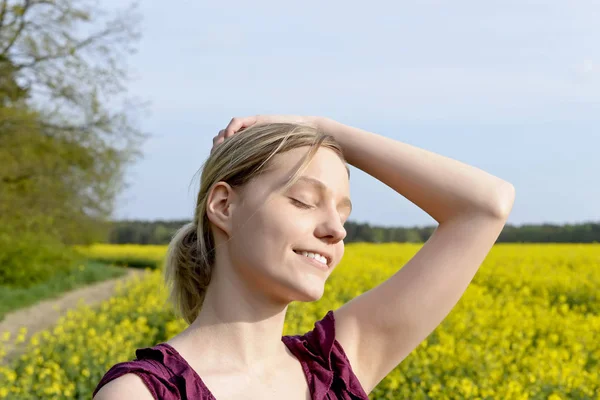 Sensuale Giovane Donna Nel Campo Dello Stupro — Foto Stock