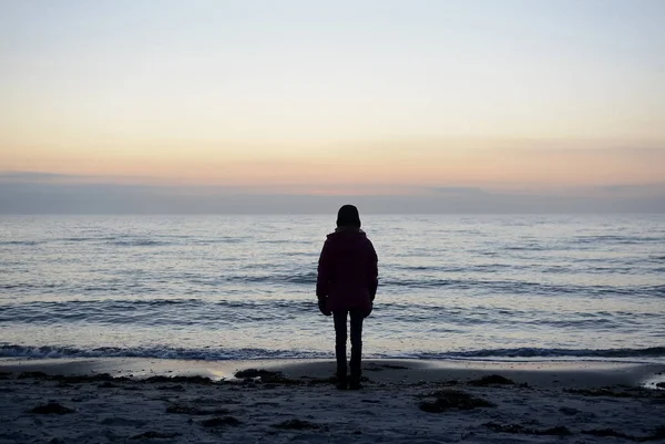 Joven Solitaria Mirando Mar —  Fotos de Stock