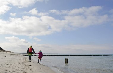 Anne ve kızı plajda, arka görüş