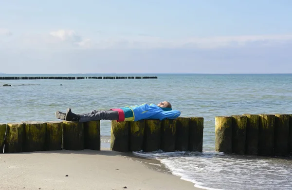 Маленькая Девочка Лежит Пляже — стоковое фото