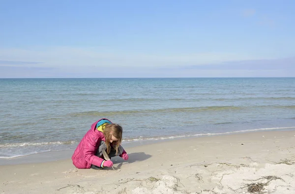 Glückliches Kleines Mädchen Mit Feder Strand — Stockfoto