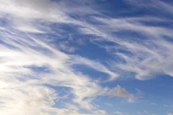 青い空を背景に雲します — ストック写真