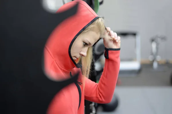 Mujer Joven Agotada Pie Gimnasio —  Fotos de Stock