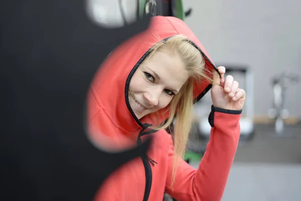 Mujer Rubia Joven Deportiva Gimnasio —  Fotos de Stock