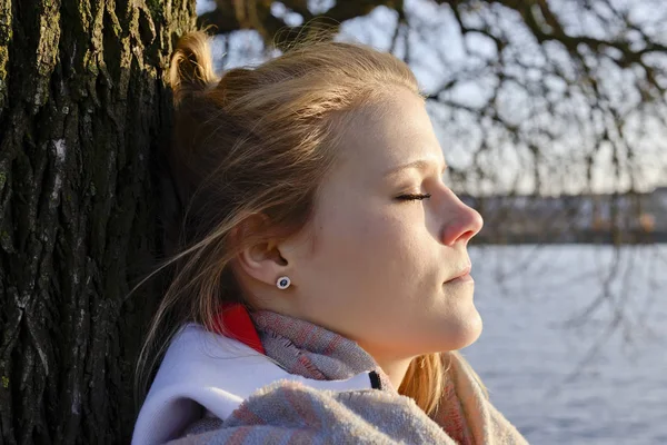 Mooie Jonge Vrouw Lente Zon — Stockfoto