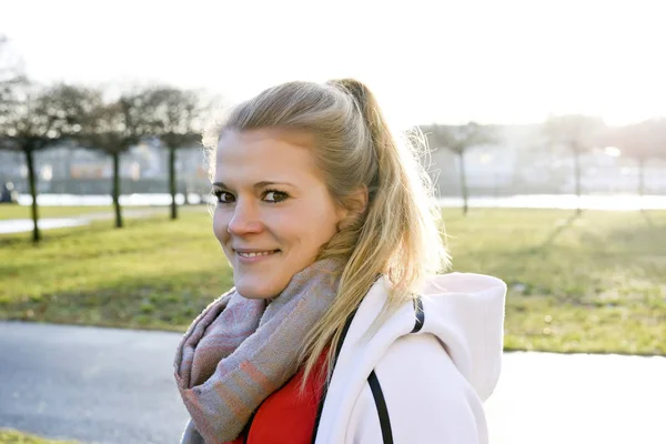 Bella Giovane Donna Sole Primavera — Foto Stock