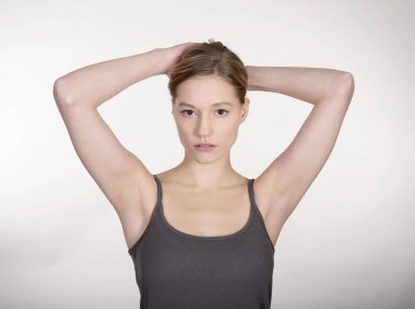  Studio dalgın genç sarışın kadın