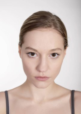 Studio dalgın genç sarışın kadın