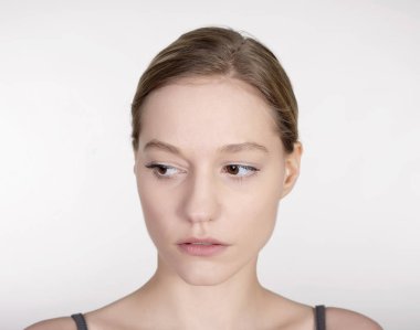 Studio dalgın genç sarışın kadın