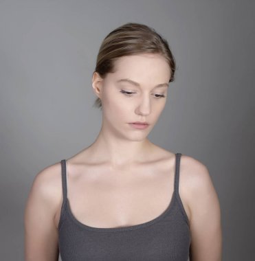  Studio dalgın genç sarışın kadın