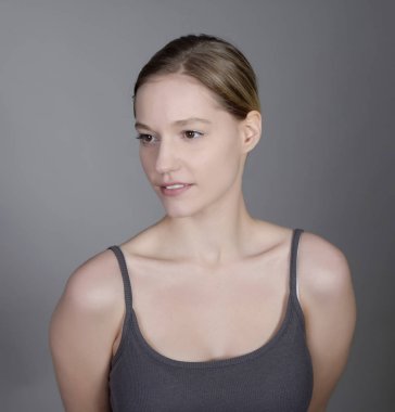  Studio dalgın genç sarışın kadın