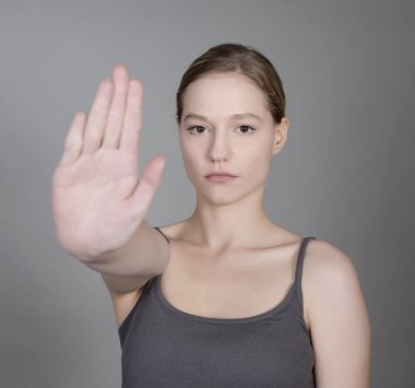 Tek elle durdurma gösteren güzel bir genç kadın