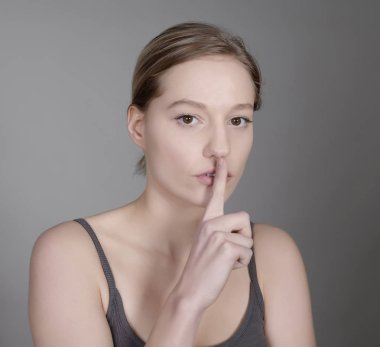 kadın el Sus, gri arka plan