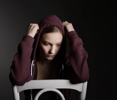  Studio dalgın genç sarışın kadın