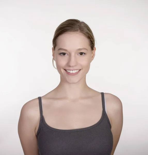 Jovem Mulher Loira Feliz Estúdio — Fotografia de Stock