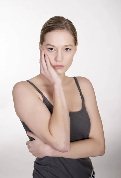 Nachdenkliche Junge Blonde Frau Studio — Stockfoto