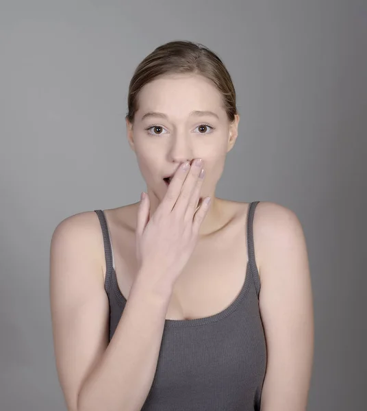 Mujer Joven Sorprendida Delante Fondo Gris — Foto de Stock