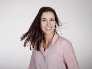  genç kadın koyu kıllar ile gülüyor