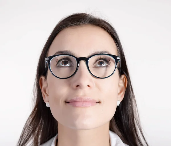 Sorridente Giovane Donna Con Capelli Scuri Occhiali Lokking — Foto Stock