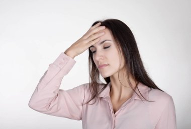 yorgun genç işkadını baş ağrısı vardır