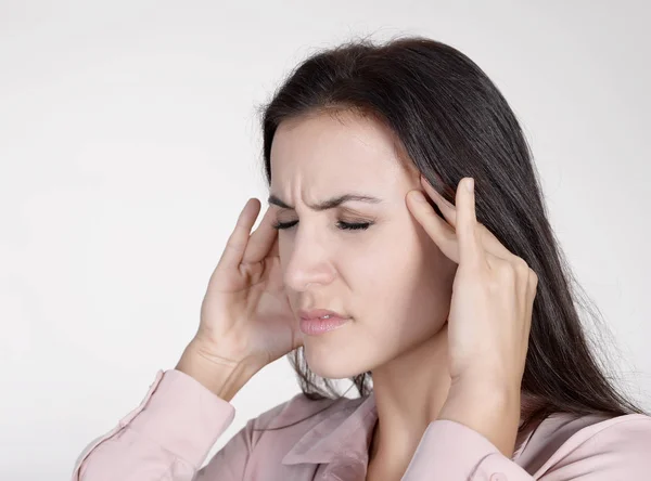 Erschöpfte Junge Geschäftsfrau Hat Kopfschmerzen — Stockfoto