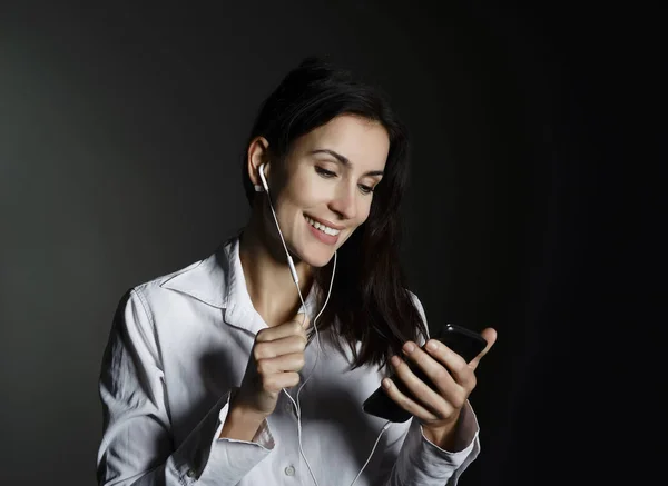 Jovem Empresária Feliz Com Smartphone Fones Ouvido — Fotografia de Stock