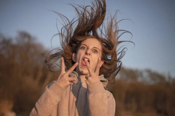 Šťastná Mladá Dívka Foukání Vlasy — Stock fotografie