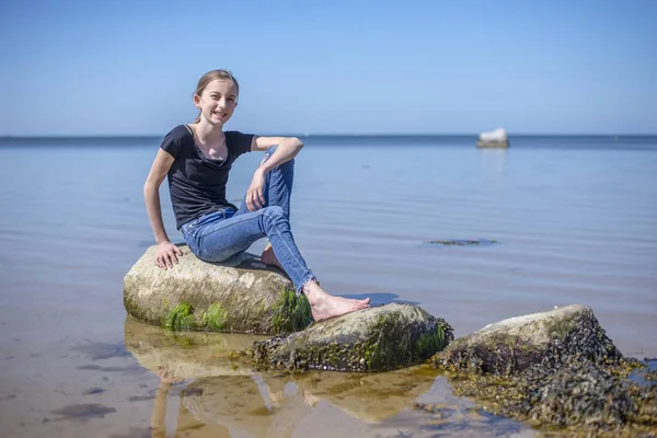 Szczęśliwa Młoda Dziewczyna Siedzi Nad Morzem — Zdjęcie stockowe