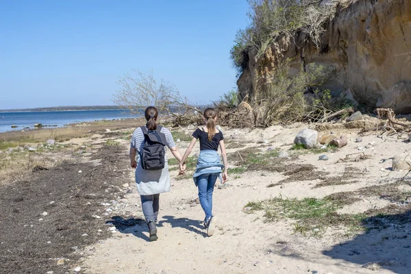 Madre Hija Caminando Por Playa —  Fotos de Stock