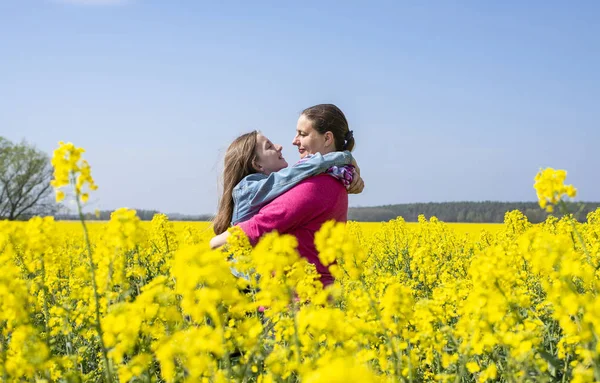 Mutter Und Tochter Rapsfeld — Stockfoto