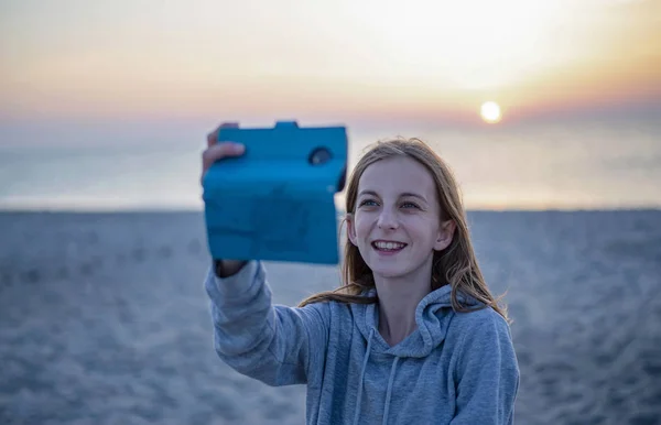 Glad Ung Flicka Med Smartphone Tar Selfie — Stockfoto