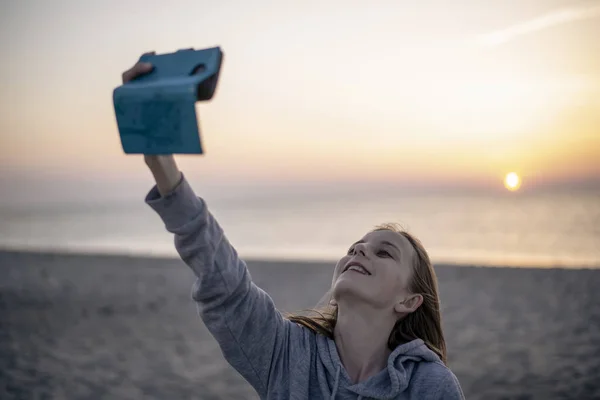 Felice Ragazza Con Smartphone Scattare Selfie — Foto Stock