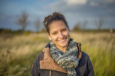 mutlu genç kadın bir çayır üzerinde