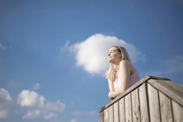 Sognante Giovane Donna Con Lunghi Capelli — Foto Stock